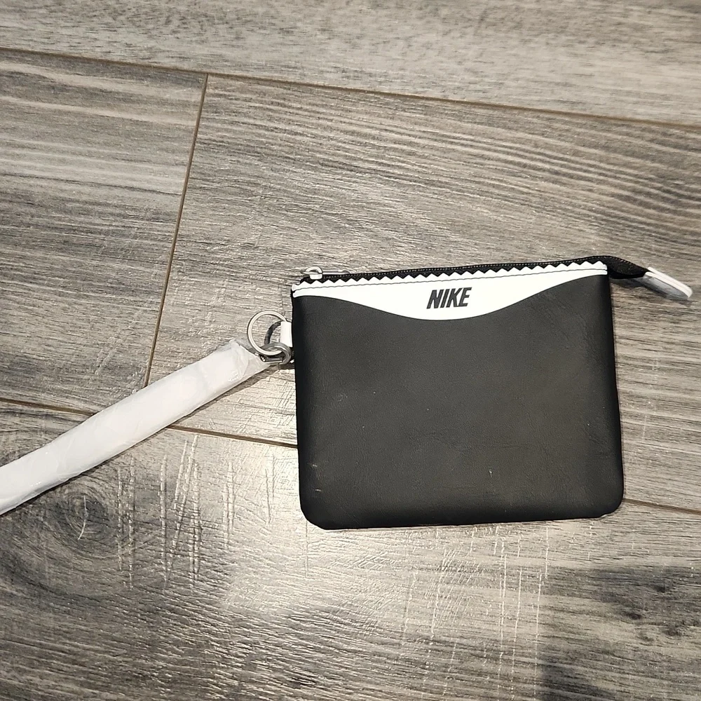NWOT Nike Women's Wristlet 5 1/4" x 4 1/4" - Picture 4 of 9